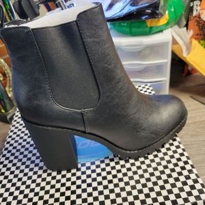 Soda NIB Black Slip On Heeled Ankle Boot Size 10‎